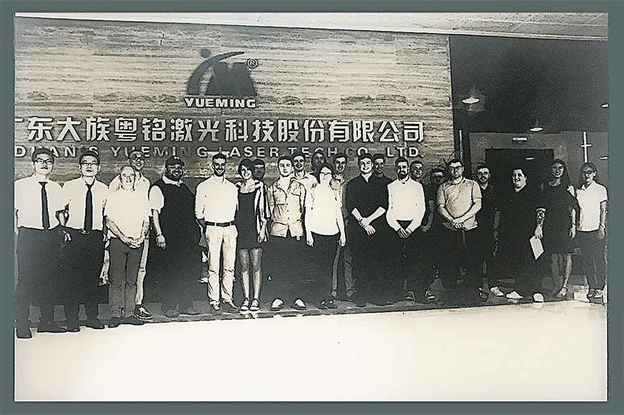 大幅激光打標(biāo)合影贈予交流團(tuán)的師生 大幅激光打標(biāo)合影贈予交流團(tuán)的師生