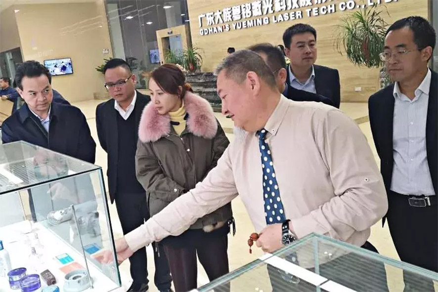 在劉總的陪同下,吳征副縣長參觀了大族粵銘激光集團產品展示廳 在劉總的陪同下,吳征副縣長參觀了大族粵銘激光集團產品展示廳